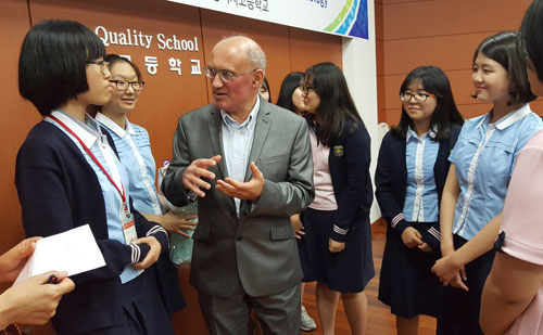 비토리오 회슬레 미국 노터데임대학 교수가 토크콘서트 형식으로 진행된 특강을 마치고 경상고와 경상여고 학생들과 이야기를 나누고 있다. 회슬레 교수는 우리 학생들의 영어 실력이 우수하다며 칭찬을 했다. 경희교육재단 제공