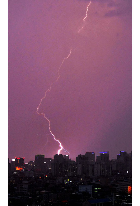 천둥번개를 동반한 게릴라성 호우가 내린 31일 오후 이월드에서 바라본 대구 시내에 번개가 치고 있다. 김영진 기자 kyjmaeil@msnet.co.kr