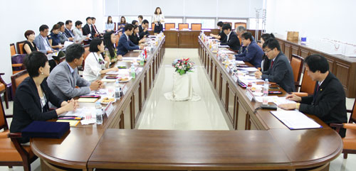 경북대학교 링크사업단이 지난달 28일 경북대 글로벌플라자에서 중국 충칭 성야비기술유한회사(회장 서남), 충칭맹한상업운영관리유한회사(사장 남이화)를 초청한 가운데 