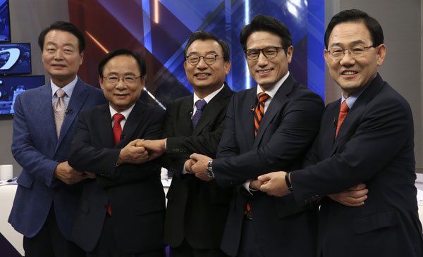 1일 오후 서울 중구 TV조선 스튜디오에서 열린 새누리당 대표 경선 TV토론회에서 후보들이 포즈를 취하고 있다. 왼쪽부터 한선교, 이주영, 이정현, 정병국, 주호영 의원. 연합뉴스