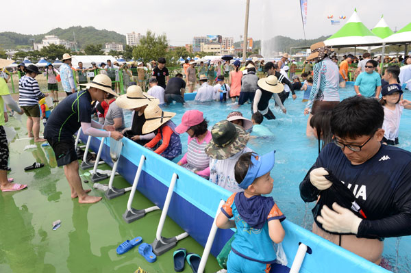 축제에 참가한 휴가객들이 가족과 함께 민물고기잡이 체험을 하며 신나는 여름휴가를 보내고 있다. 봉화군 제공