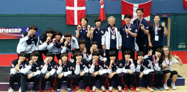 슬로바키아에서 열린 세계 여자청소년핸드볼선수권대회에서 3위를 차지한 18세 이하 한국 여자 대표팀이 동메달을 목에 걸고 포즈를 취했다. 대한핸드볼협회 제공