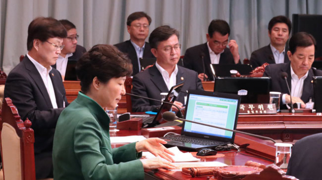 박근혜 대통령이 2일 청와대-세종청사 간 영상국무회의에서 발언을 마치고 있다. 우병우 민정수석도 자리에 배석해 앉아 있다. 연합뉴스