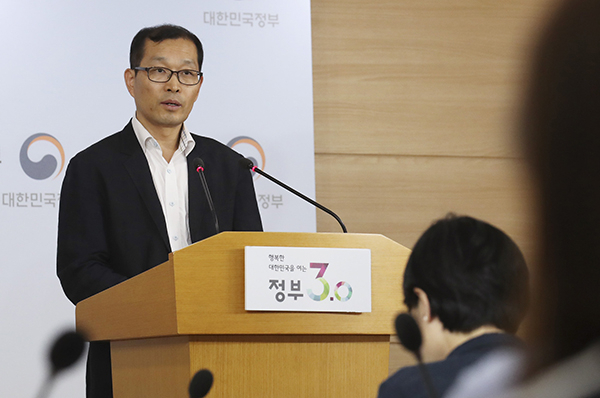 강완구 보건복지부 사회보장위원회 사무국장이 3일 서울 세종로 정부서울청사에서 청년수당 관련, 서울시에 시정명령을 통보했다고 밝히고 있다. 연합뉴스