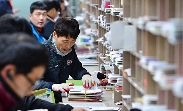 수북이 쌓인 우편물을 곧바로 배달할 수 있도록 집배구역별 구분작업을 하고 있는 집배원들. 앞으로는 새로 바뀐 5자리 우편번호를 사용하지 않으면 20%가 넘는 추가 비용을 내야 한다.