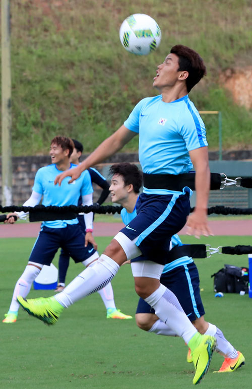 리우 올림픽 축구대표팀 황희찬이 2일 브라질 사우바도르 피투아투 경기장에서 탄력성 있는 줄에 몸을 연결한 저항성 트레이닝 훈련을 받으며 헤딩하고 있다. 연합뉴스