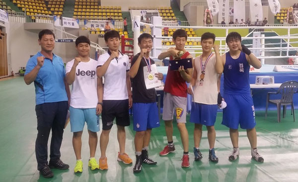 제37회 회장배 전국복싱대회에서 종합 준우승한 경북체고 복싱 선수단.(맨 왼쪽이 곽귀근 감독). 경북체고 제공
