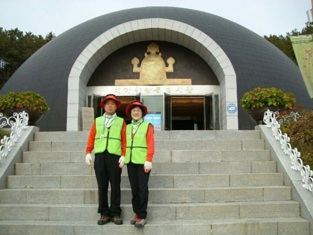 부인 천필수 씨와 함께 대가야왕릉전시관 앞에 선 이명도 씨.