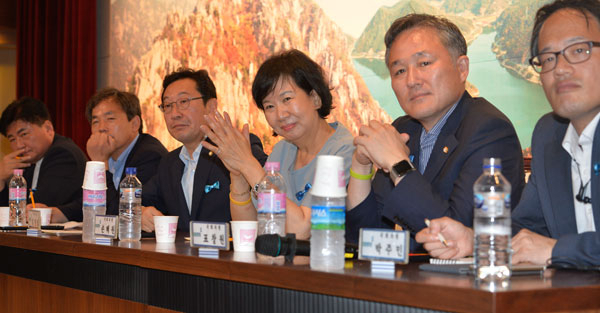 3일 성주군청 대강당에서 열린 사드 배치 관련 성주 군민과의 현장간담회에 참석한 더불어민주당 소속 의원들이 주민들의 의견을 경청하고 있다. 우태욱 기자 woo@msnet.co.kr