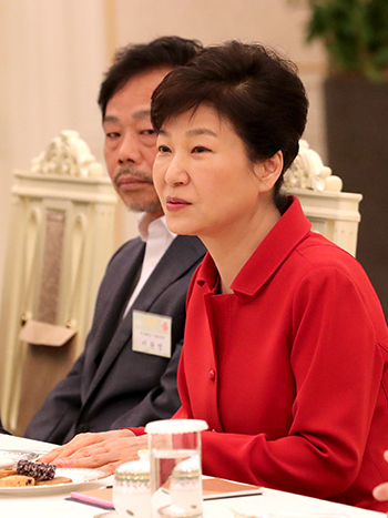 박근혜 대통령이 4일 오전 청와대에서 열린 고고도 미사일 방어체계(THAADㆍ사드) 등에 관한 지역 민심을 청취하고 협조를 당부하기 위한 새누리당 소속 대구·경북(TK) 지역 초·재선 의원들과 면담에서 발언하고 있다. 연합뉴스