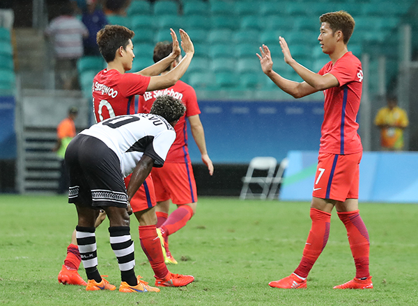 4일(현지시간) 오후 브라질 사우바도르 폰치 노바 아레나에서 열린 리우올림픽 남자 축구 조별리그 C조 1차전 한국과 피지의 경기가 8-0 한국의 승리로 끝났다. 경기 종료 후 류승우(왼쪽)와 손흥민이 하이파이브를 하고 있다. 연합뉴스