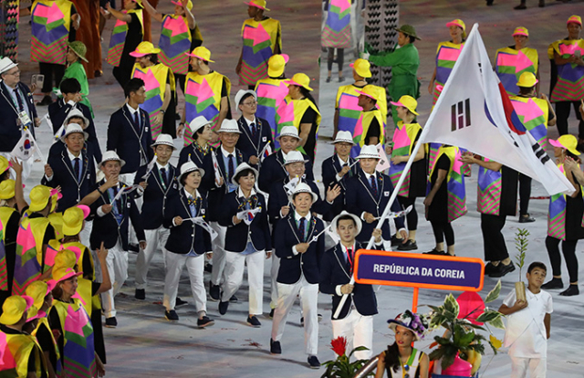 6일(한국시간) 브라질 리우데자네이루 마라카낭 주경기장에서 열린 2016리우올림픽 개막식에서 기수 구본길(펜싱)을 선두로 대한민국 선수단이 입장하고 있다. 연합뉴스