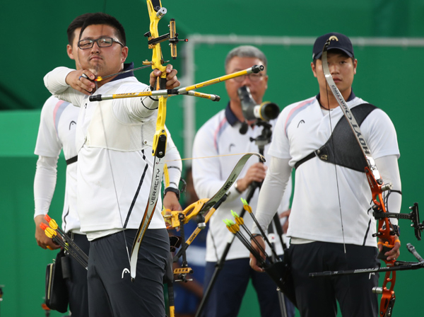 6일 오후(현지시간) 브라질 리우데자네이루 삼보드로모 경기장에서 열린 2016 리우올림픽 남자양궁 단체전 결승 미국과 경기에서 김우진이 활을 쏘고 있다. 연합뉴스