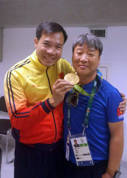 베트남 사상 첫 올림픽 금메달리스트인 호앙 쑤안 빈(42)과 그를 지도한 박충건(50) 감독. 연합뉴스