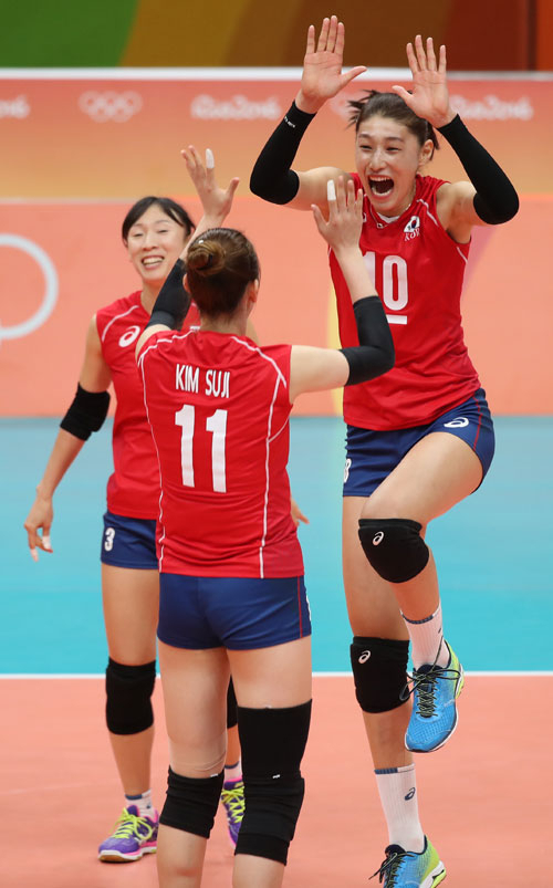 6일 오전(현지시간) 브라질 리우데자네이루 마라카낭지뉴 경기장에서 열린 2016 리우올림픽 여자배구 예선 한국 대 일본 경기. 한국대표팀이 공격 성공 뒤 환호하고 있다. 2016.8.6/연합뉴스