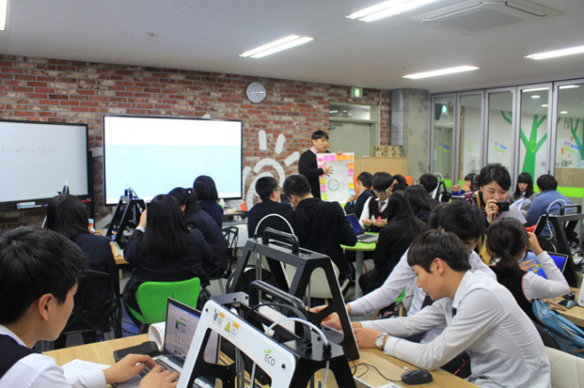 계명대는 창업 관련 교육으로 여름이 뜨겁다. 최근 대학 창업지원단에서 청소년을 대상으로 한 신제품 만들기 체험교육 현장 모습. 계명대 제공
