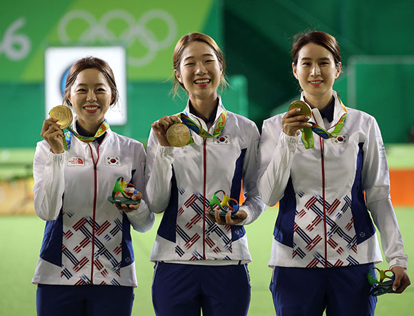 7일(현지시간) 브라질 리우데자네이루 삼보드로모 경기장에서 열린 2016 리우올림픽 여자양궁 단체전 결승에서 금메달을 획득한 장혜진(왼쪽부터), 최미선, 기보배가 환하게 웃고 있다. 연합뉴스