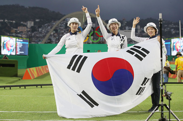 7일(현지시간) 브라질 리우데자네이루 삼보드로모 경기장에서 열린 2016 리우올림픽 여자양궁 단체전 결승에서 기보배(왼쪽부터), 최미선, 장혜진이 금메달을 획득하고 환호하고 있다. 연합뉴스