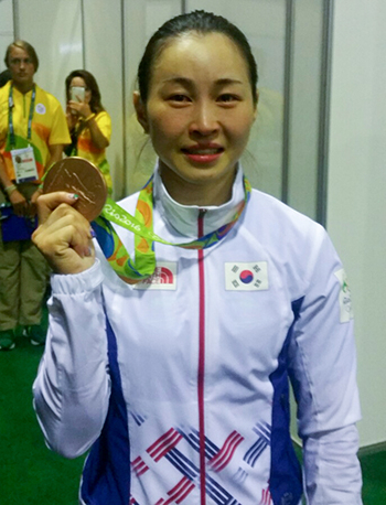 윤진희가 8일(한국시간) 브라질 리우데자네이루 리우 센트루 파빌리온 2에서 열린 여자 역도 53㎏급 결승전에서 동메달을 따낸 뒤 취재진과 인터뷰 중 메달을 들어보이고 있다. 2008년 베이징올림픽에서 이 체급 은메달을 목게 건 윤진희는 8년 만에 올림픽 무대에 올라 동메달을 차지했다. 연합뉴스