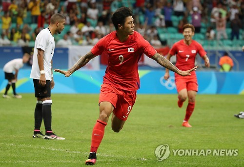 7일(현지시간) 오후 브라질 사우바도르 폰치 노바 아레나에서 열린 리우올림픽 남자 축구 조별리그 C조 2차전 한국과 독일의 경기. 후반전 석현준이 역전골을 넣은 뒤 팔을 벌리며 그라운드를 달리고 있다. 연합뉴스