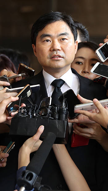 뇌물 수수 혐의로 구속기소 후 해임이 확정된 진경준 검사장. 현직 검사장이 비리 혐의로 해임된 것은 68년 검찰 역사상 처음있는 일이다. 매일신문 D/B