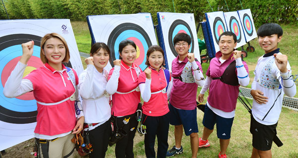 계명대 양궁부 선수들이 8일 오후 대구 계명대학교 양궁장에서 장혜진 선수의 선전을 기원하며 파이팅을 외치고 있다. 김영진 기자 kyjmaeil@msnet.co.kr