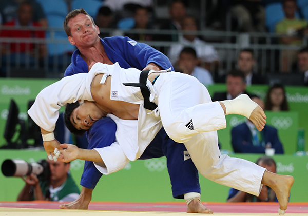 9일(한국시간) 브라질 리우데자네이루 카리오카 경기장 2에서 열린 리우올림픽 남자 유도 73kg급 16강전에서 벨기에 디르크 반 티츨레가 안창림을 들어넘기고 있다. 연합뉴스