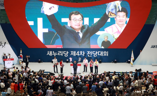 9일 오후 서울 잠실실내체육관에서 열린 당 대표 및 최고위원 선발을 위한 새누리당 제4차 전당대회에서 당대표로 선출된 이정현 당선인이 환호하고 있다.연합뉴스