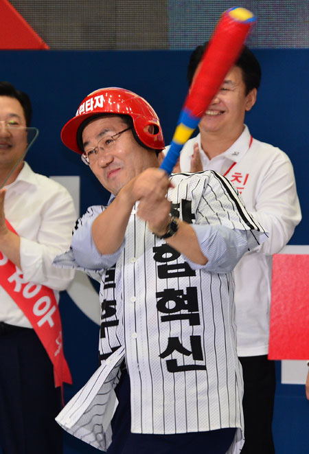 9일 오후 서울 송파구 잠실실내체육관에서 새누리당 제4차 전당대회에서 당 대표에 출마한 주호영 후보가 퍼포먼스를 펼치고 있다. 김영진 기자 kyjmaeil@msnet.co.kr