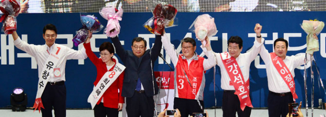 9일 오후 서울 잠실실내체육관에서 열린 당 대표 및 최고위원 선발을 위한 제4차 새누리당 전당대회에서 지도부로 선출된 당선인들이 손을 맞잡고 당원들에게 인사하고 있다. 왼쪽부터 유창수 청년 최고위원, 최연혜 여성 최고위원, 이정현 당 대표, 조원진