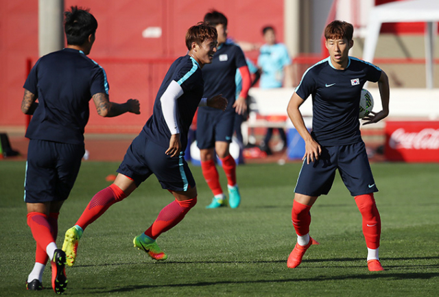 리우올림픽 한국 축구대표팀 손흥민(오른쪽)이 멕시코와의 조별리그 3차전을 하루 앞둔 9일(현지시간) 오후 브라질 브라질리아 소방학교 훈련장에서 몸풀기를 하며 등 뒤로 이찬동에게 공을 패스하고 있다. 연합뉴스