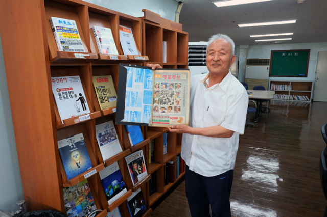 이정훈 전 매일신문 편집국장이 본사 정보관리부에서 주간매일 지난 호들을 보며 창간 당시 상황을 설명하고 있다. 한상갑 기자