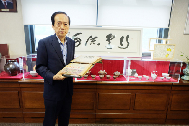 김정길 TBC 사장(전 매일신문 부사장)이 사무실에서 주간매일 창간호를 보며 당시 제작 환경에 대해 설명하고 있다. 한상갑 기자