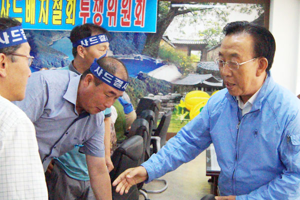 김관용 경북도지사가 10일 성주 사드 배치 철회투쟁위원회를 찾아 투쟁위원들에게 악수를 청하고 있다. 전병용 기자