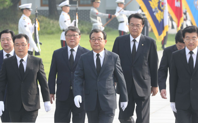 이정현 새누리당 신임 당 대표가 10일 오전 참배를 하기 위해 서울 동작구 현충원으로 들어오고 있다. 연합뉴스