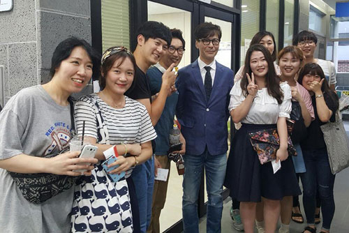 대구음악창작소 명예소장으로 위촉된 가수 윤상(왼쪽에서 다섯 번째) 씨가 지역 뮤지션들과 기념촬영을 하고 있다. 대구음악창작소 제공
