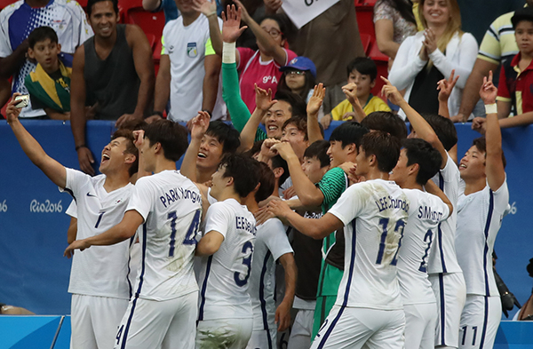 리우올림픽 축구대표팀 손흥민(왼쪽)과 선수들이 8강 진출이 확정된 뒤 기념 셀카를 찍고 있다. 연합뉴스