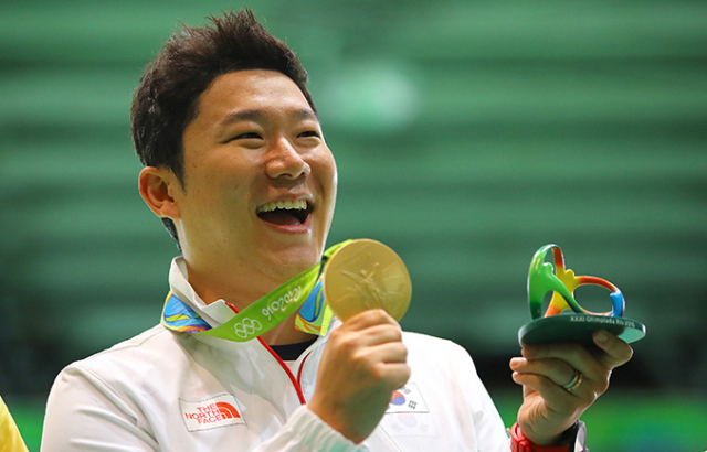 한국의 진종오가 10일 오후(현지시간) 남자50m 권총 결선에서 1위를 기록 올림픽 3연패를 달성한 뒤 열린 시상식에서 금메달을 받은 뒤 한국 응원단을 향해 활짝 웃고 있다. 연합뉴스