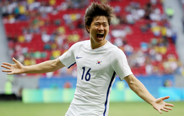 한국 올림픽 축구 대표팀 권창훈이 11일 브라질 브라질리아 마네 가힌샤 주 경기장에서 열린 리우 올림픽 축구 C조 조별리그 3차전 멕시코와의 경기에서 8강으로 향하는 결승골을 넣은 뒤 기뻐하고 있다. 연합뉴스