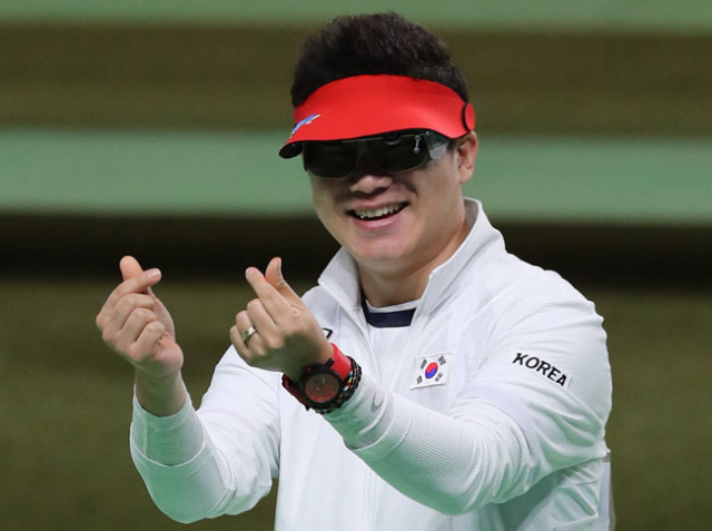 진종오가 11일 리우데자네이루 올림픽 사격 센터에서 열린 남자 50m 권총 결선에서 우승, 올림픽 3연패를 달성한 뒤 TV 중계 카메라에 하트를 그려 보이고 있다. 연합뉴스