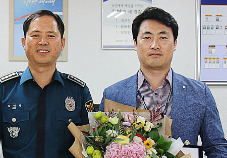 경북경찰청 올해 상반기 평가에서 베스트 외사경찰로 선정된 이준형(오른족) 경사가 김대현 구미경찰서장에게 표창과 인증패를 받은 후 기념 촬영했다. 구미경찰서 제공