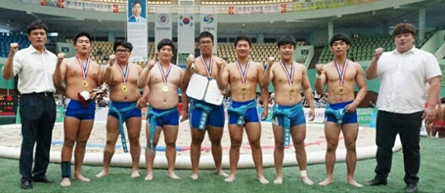 제13회 학산 김성률배 전국장사씨름대회 고등부 단체전에서 우승한 대구 능인고 선수단이 포즈를 취했다. 능인고 제공