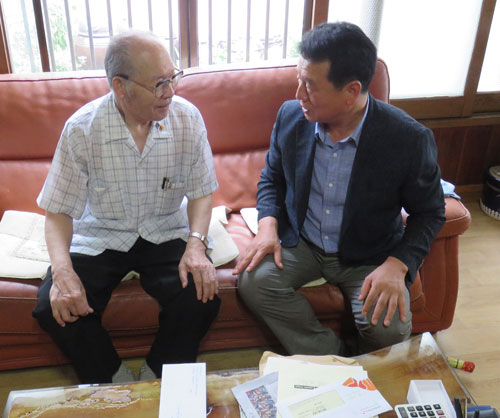권영길(오른쪽) 경북도 동해안발전본부장은 10일 제71주년 광복절을 맞아 국토 수호와 나라 사랑 정신의 표상인 독도의용수비대원 생존자 최부업(왼쪽) 씨를 찾아 경북 특산품을 활용한 건강식품 등 위문품을 전달했다. 경북도 제공