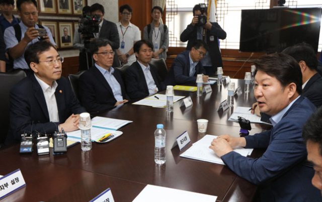 권영진 대구시장이 11일 오후 서울 세종로 정부서울청사에서 이석준 국무조정실장 주재로 열린 대구공항 통합이전 태스크포스(TF) 회의에서 대구시의 입장을 설명하고 있다. 연합뉴스