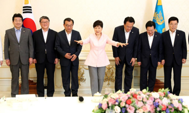 박근혜 대통령이 11일 낮 청와대에서 열린 새누리당의 새 지도부 초청 오찬에 앞서 기념촬영을 한 뒤 자리를 안내하는 손짓을 하고 있다. 왼쪽부터 강석호