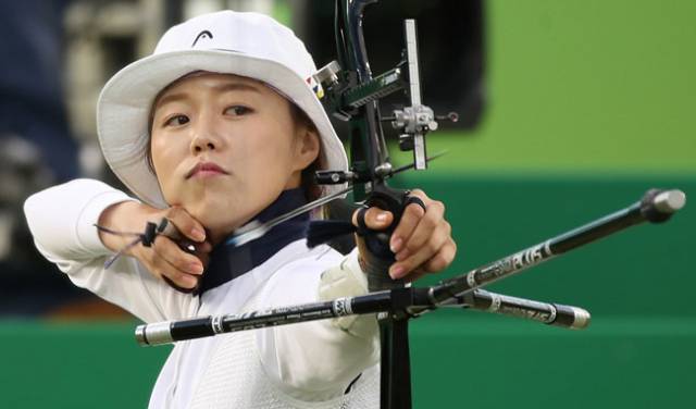 한국 여자 양궁 대표팀의 장혜진이 12일 브라질 리우데자네이루 삼보드로모 양궁장에서 열린 리우 올림픽 양궁 여자 개인전 결승에서 활을 쏘고 있다. 연합뉴스