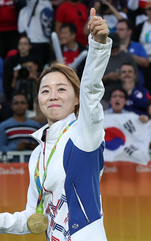 12일 브라질 리우데자네이루 삼보드로모 양궁장에서 열린 리우 올림픽 양궁 여자 개인전에서 우승한 장혜진이 관중을 향해 엄지손가락을 들어 보이고 있다. 연합뉴스