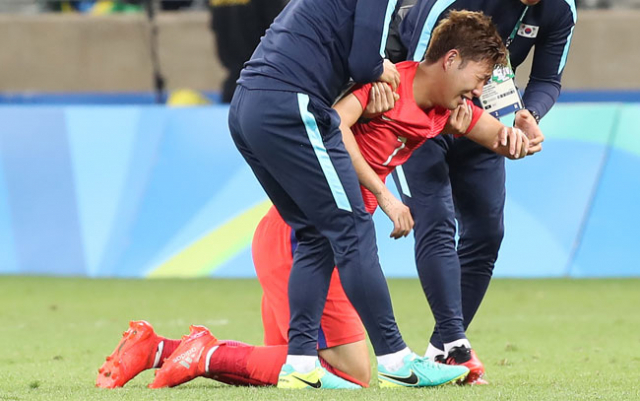 14일 브라질 벨루오리존치 미네이랑 경기장에서 열린 리우 올림픽 축구 8강전 한국과 온두라스의 경기에서 0대1 패배로 4강 진출이 좌절된 뒤 손흥민이 그라운드에서 눈물을 흘리고 있다. 연합뉴스