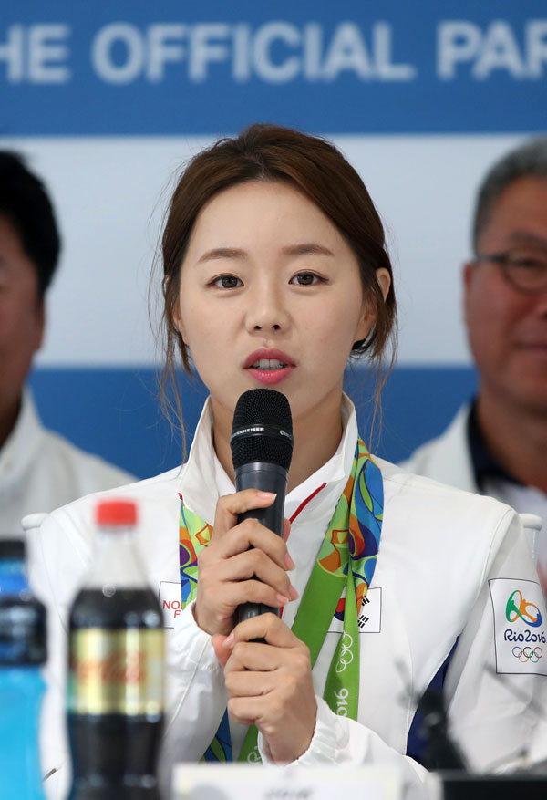 13일(현지시간) 리우 코리아 하우스 기자회견장에서 열린 대한민국 선수단 메달리스트 기자회견에서 장혜진이 취재진의 질문에 답하고 있다. 연합뉴스