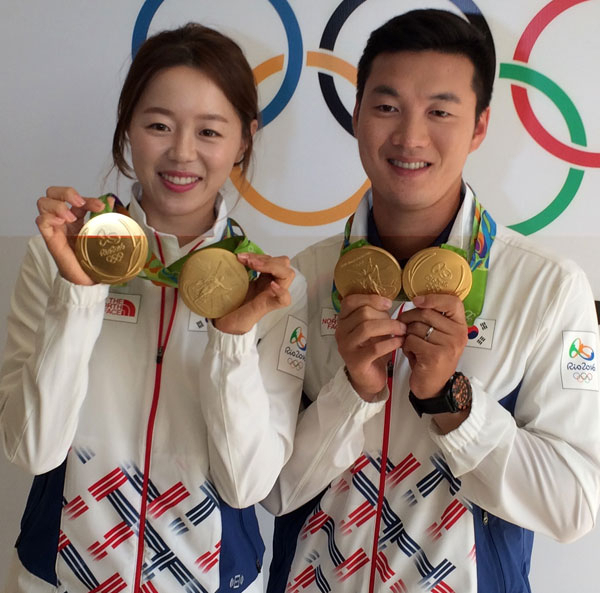 브라질 리우 코리아 하우스에서 열린 기자회견에 참석한 한국 양궁 2관왕 구본찬(오른쪽)과 장혜진. 채정민 기자